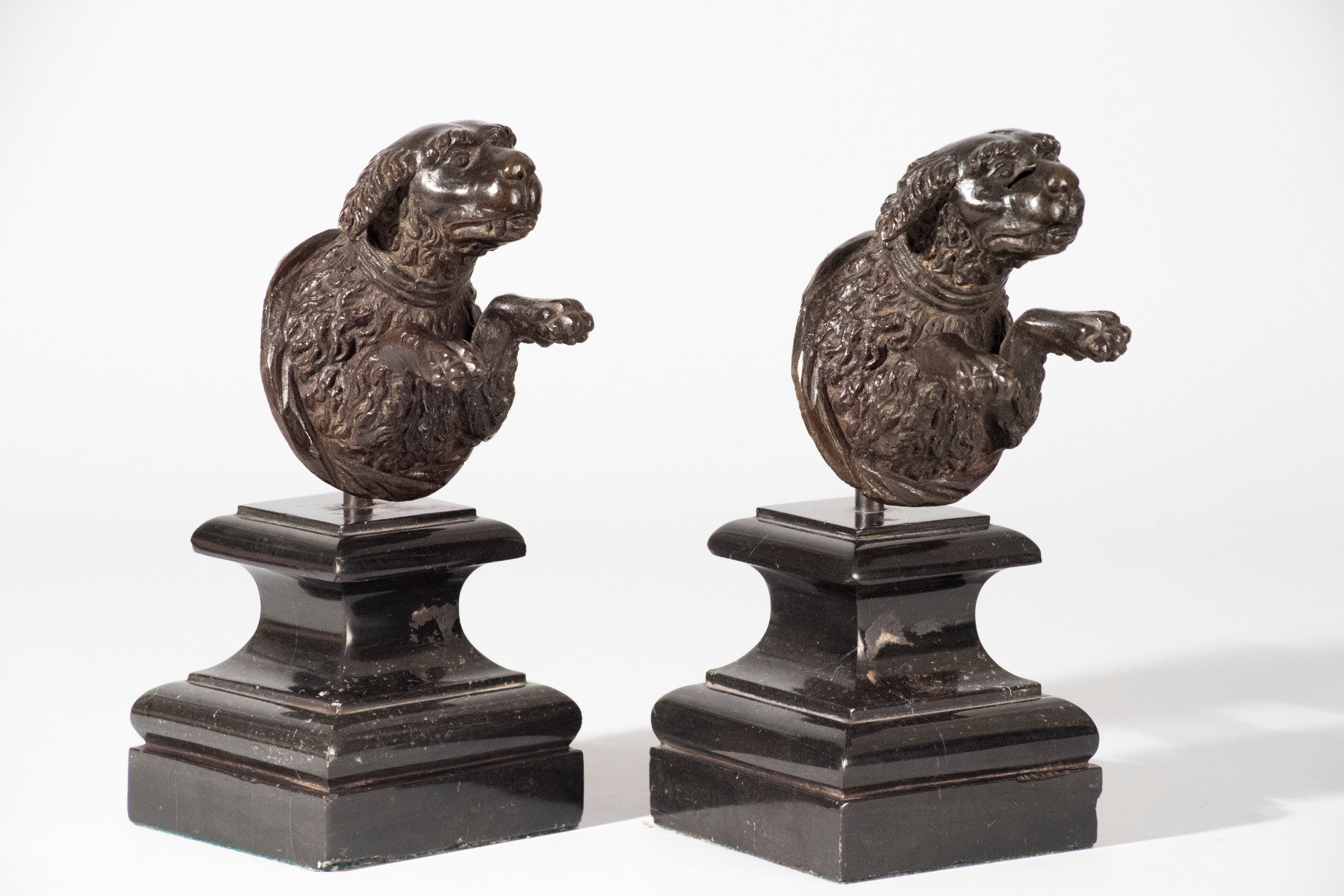 Mestre Veneto, Final do Século XVI, Par de prótomos de bronze em forma de cães provenientes de um grande gabinete